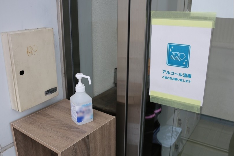 アルコール消毒液の設置場所（入口）