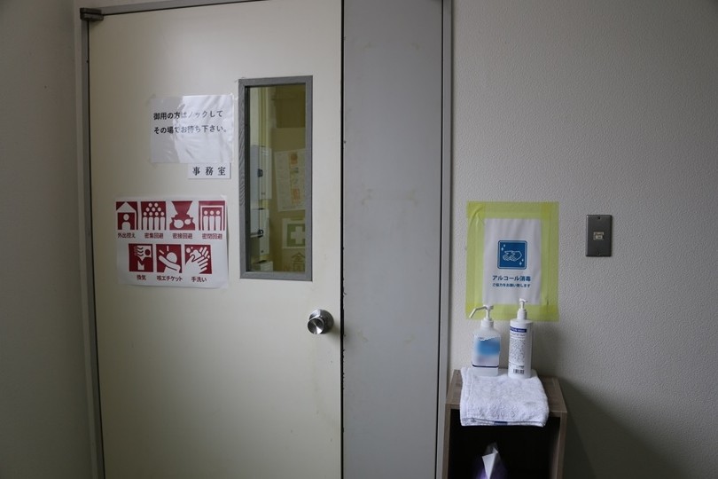 アルコール消毒液の設置場所（玄関）